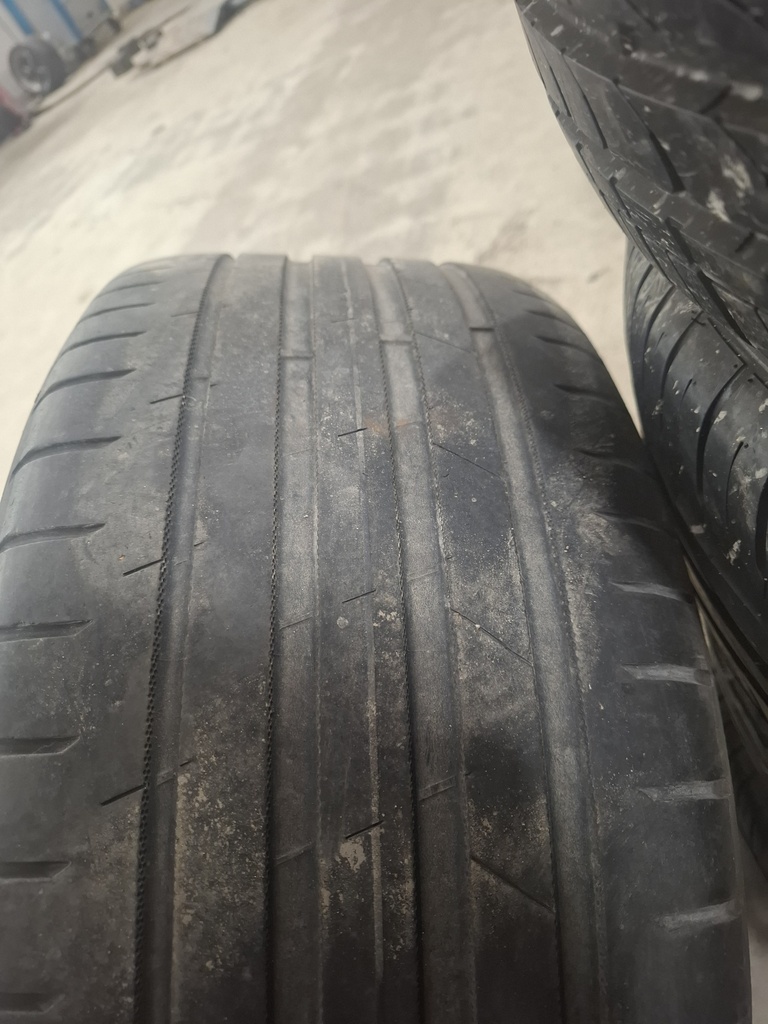 BMW VANNE 245/50R18 RENGAS