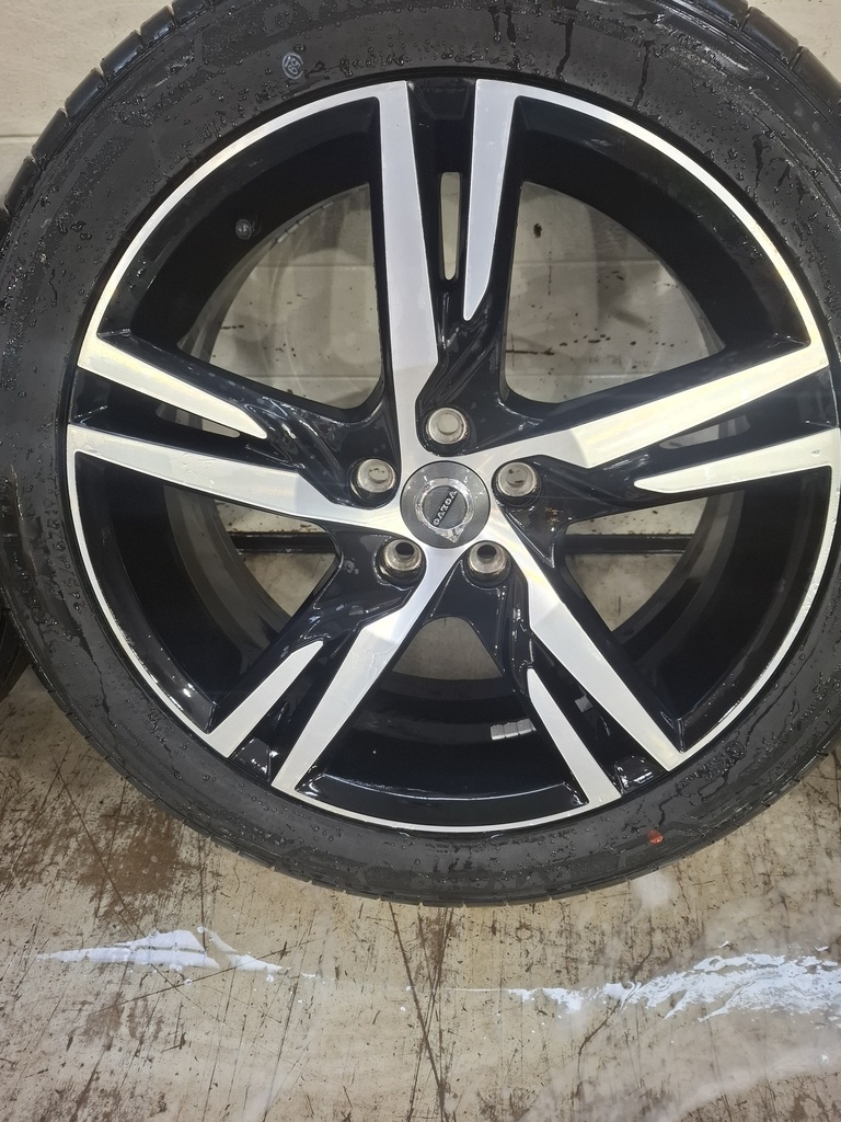 VOLVO OEM VANNE 7,5X19+245/45R19 DYNAMO RENKAAT