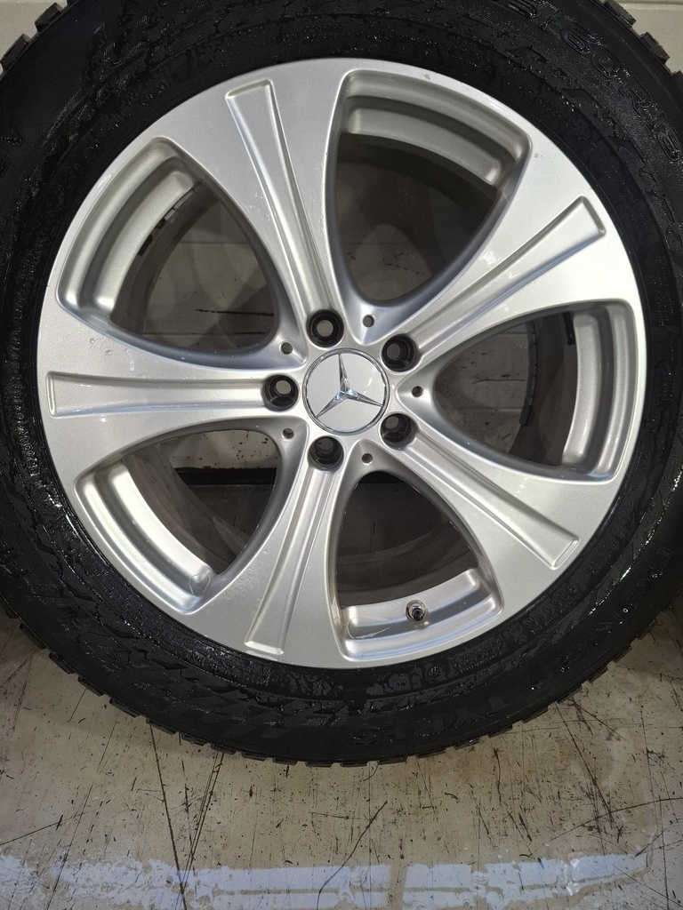 MB GLC ORGINAL VANNE 8X18 ET 38+NOKIAN HAKKAPELIITTA 9 SUV DOT 4020