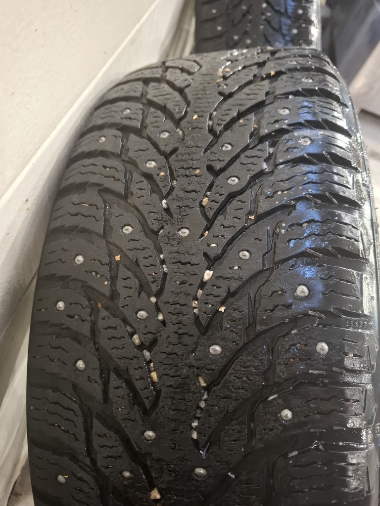 MB GLC ORGINAL VANNE 8X18 ET 38+NOKIAN HAKKAPELIITTA 9 SUV DOT 4020