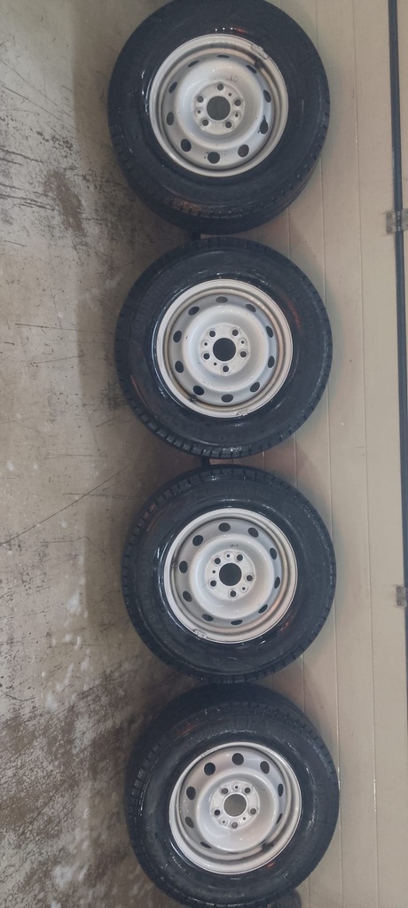 KÄYTETTTY DUCATO KESÄRENGASSARJA 5XX118 /215/70R15C   4MM
