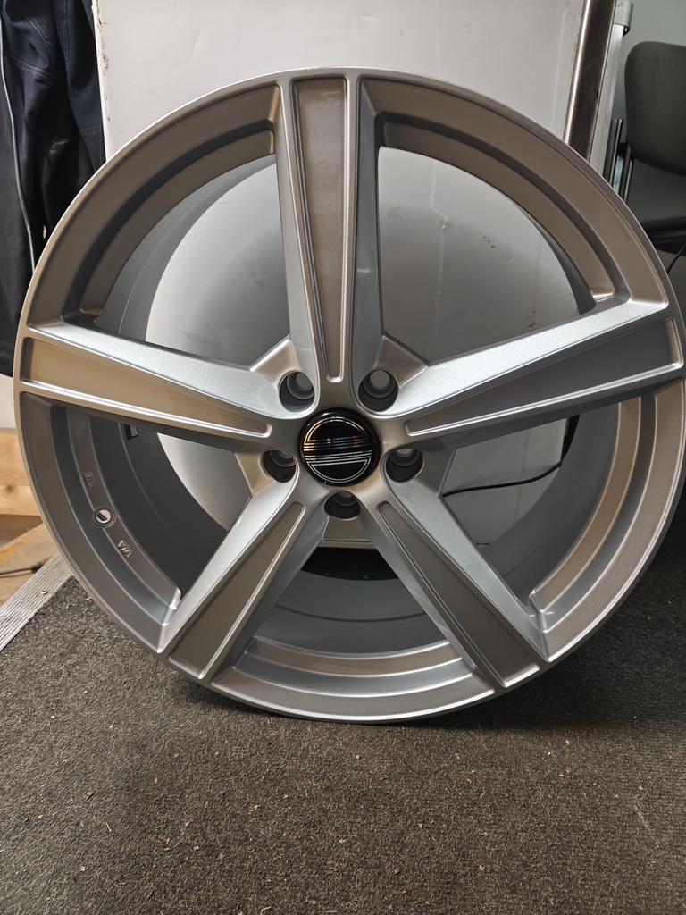 VOLVO REBLICA 8X19  5X108  ET49