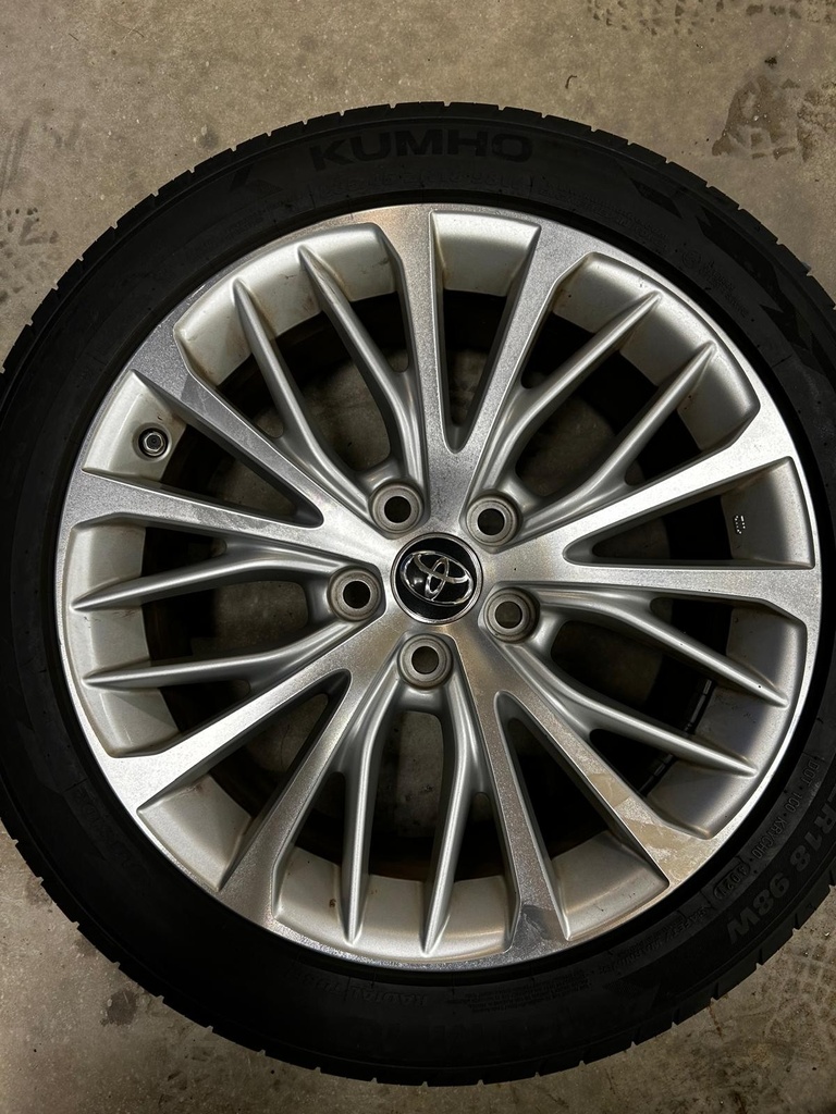 TOYOTA  VANNE+235/45R18 RENKAAT