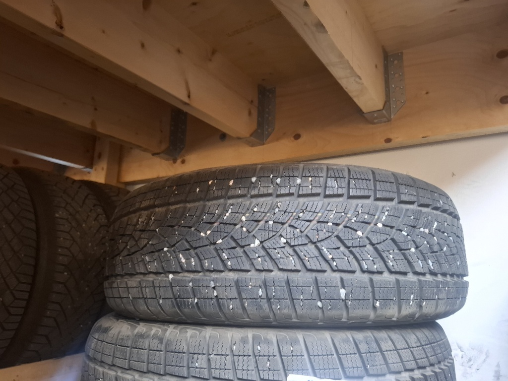 215/60r17 GOODYEAR KITKA